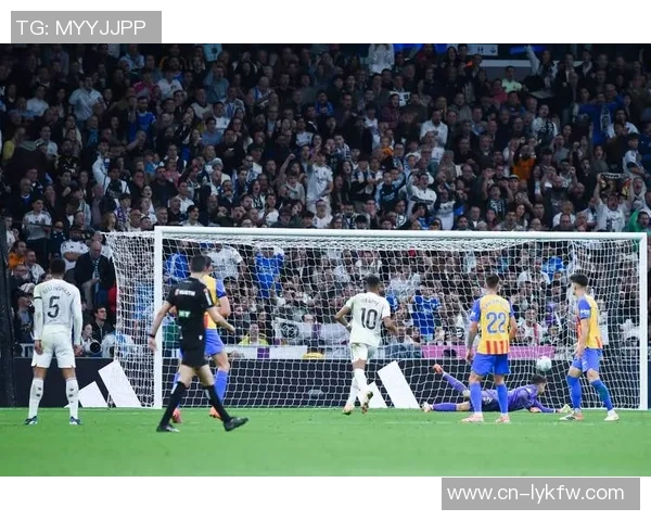 巴轮西亚主场迎战皇马双方争夺欧冠小组出线关键战 巴轮西亚主场迎战皇马双方争夺欧冠小组出线关键战